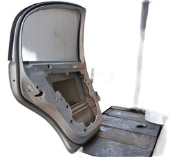 PORTA TRASEIRA ESQUERDA POLO SEDAN 2003 A 2014 C/DETALHE