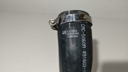 MANGUEIRA DUTO SAÍDA INTERCOOLER GM S10 2.8 2012 A 2023 (1) PRETO