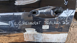 PORTA DIANTEIRA ESQUERDA TRACKER 2020 A 2023 C/DETALHE