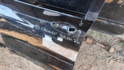 PORTA DIANTEIRA ESQUERDA TRACKER 2020 A 2023 C/DETALHE