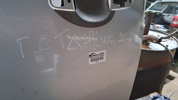 PORTA TRASEIRA ESQUERDA HILUX 2006 A 2015 C/DETALHE