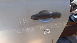PORTA TRASEIRA ESQUERDA MEGANE SEDAN 2007 A 2011 C/DETALHE