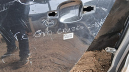 PORTA TRASEIRA ESQUERDA CRUZE SEDAN 2012 A 2016 C/DETALHE