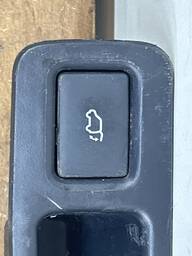 MOLDURA BOTAO ABERTURA TAMPA HILUX SW4 16 Á 23