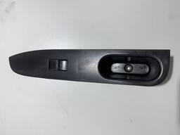 Moldura com botão  vidro lado carona fusion 2006/2009