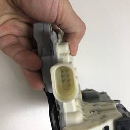 FECHADURA PORTA TRASEIRA ESQ TOUAREG 2011/ A3 E PASSAT 07/