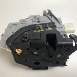 FECHADURA PORTA TRASEIRA ESQ TOUAREG 2011/ A3 E PASSAT 07/