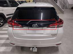 MOLDURA PRETO TAMPA TRASEIRA YARIS HATCH 2019 A 2024