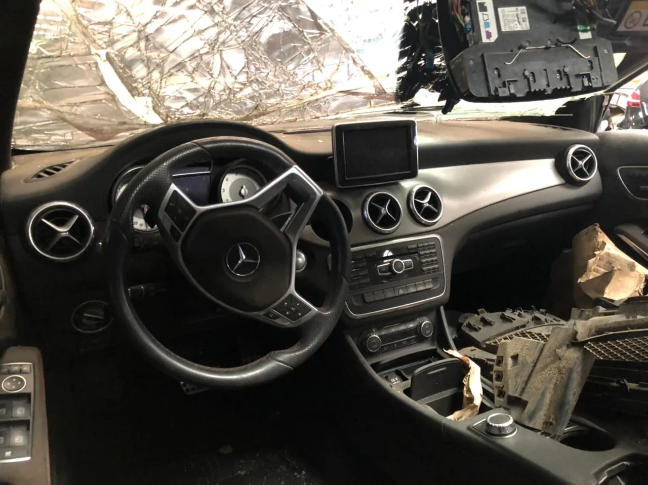MERCEDES-BENZ GLA250 2015
