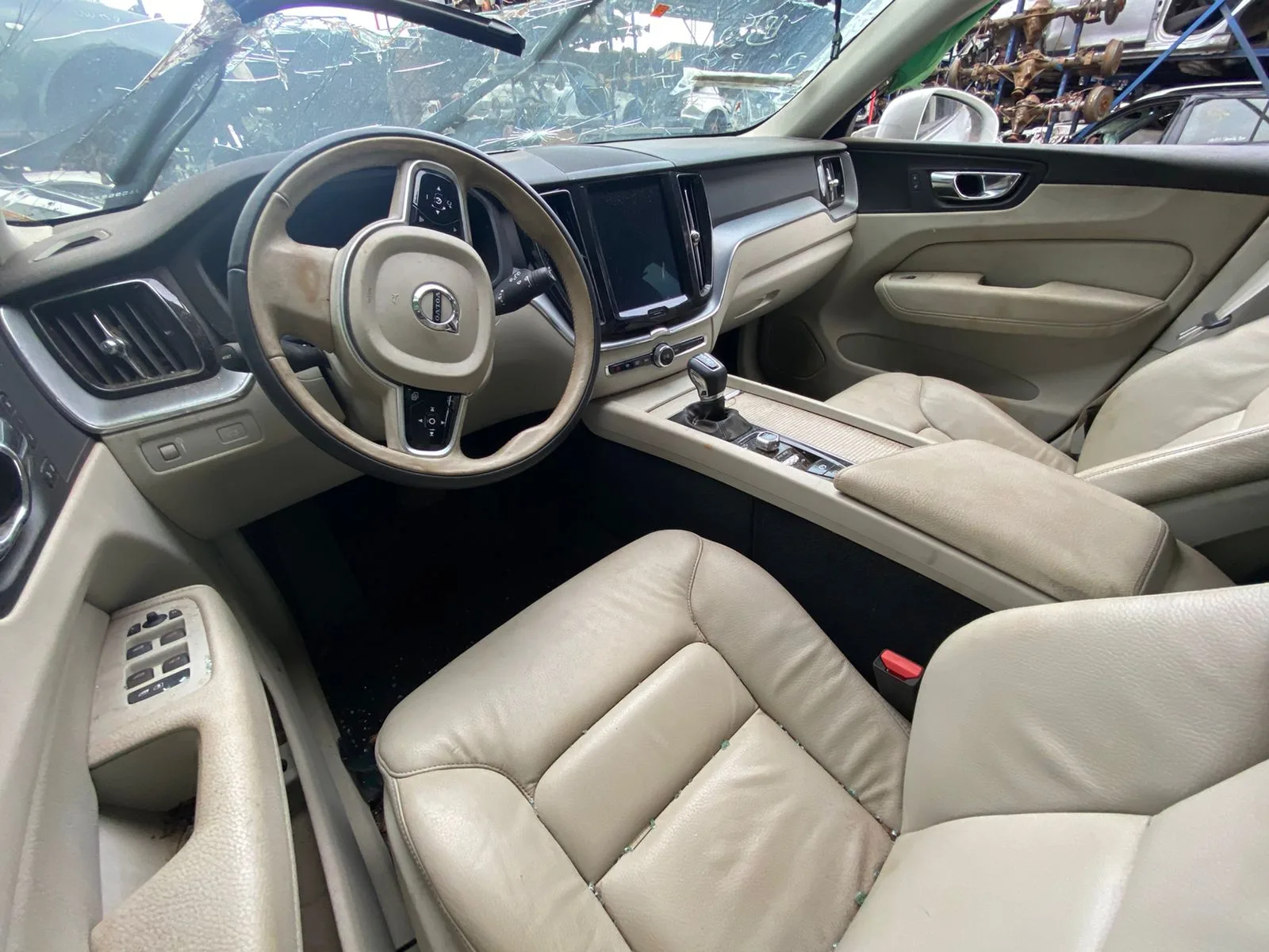 VOLVO XC60 T5 2.0 MOMENTUM 18.18