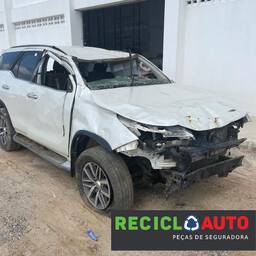Toyota SW4 2016 2.8 Tdi Srx 7l 4x4 Aut. 5p - Branco/Preto/Vermelho/Cinza